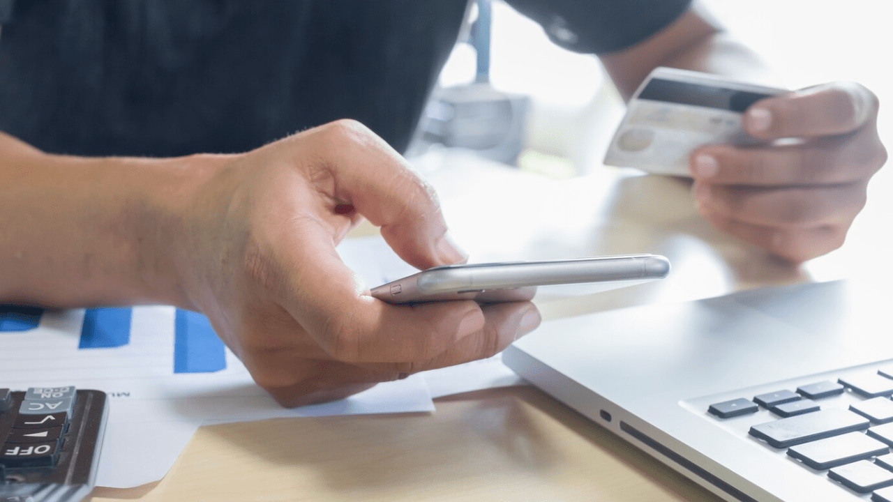 customer using BNPL to buy something from an online shop.