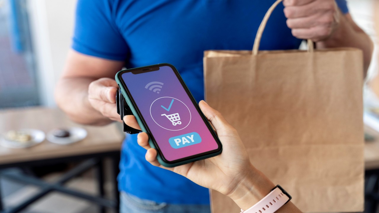 Someone paying at a retail using buy now pay later.