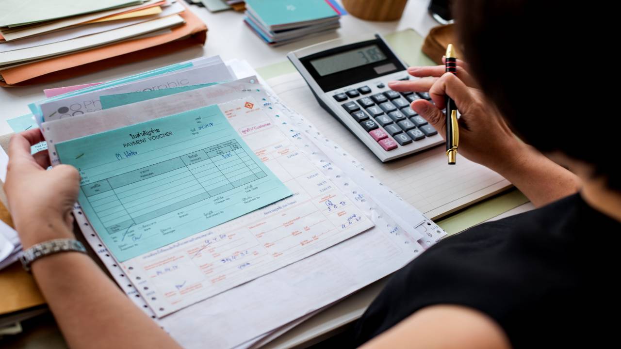 women doing her taxes