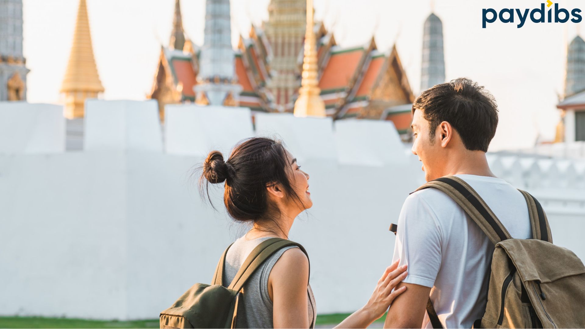 One couple travelling in Thailang using PromptPay